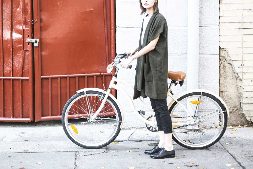東京で自転車通勤するメリット デメリットは 女性の自転車通勤は スケボーに乗った猫